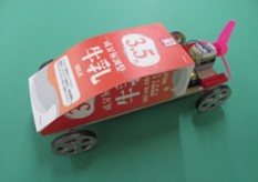 写真：低学年用作成物レースカー