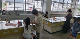 「クラフトバンド教室」講座の様子