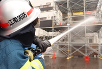 写真:放水体験の様子1