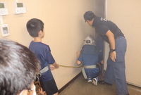 写真:検索救助体験の様子1