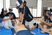 写真:救急体験の様子