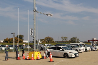 総合防災訓練でプライぐインハイブリッド車から信号に電源を供給している様子