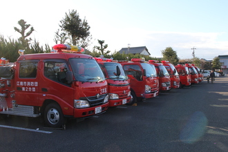 消防出初式で整列する消防車