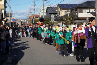 大筆奉納行列で練り歩く子どもたちの写真