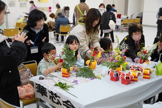 生け花を体験するこどもたちの写真