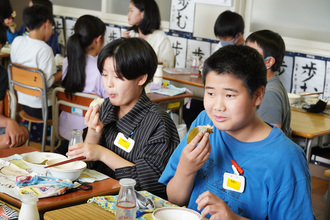 三喜羅を食べる児童たち