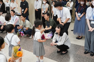 江南幼稚園の園児と職員の写真