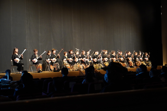 写真：藤栄会の三味線演奏