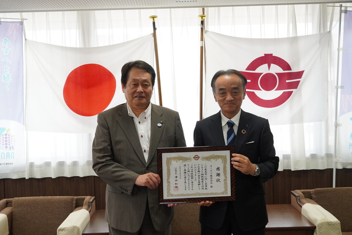 オークマ株式会社の方と澤田市長の写真