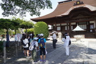 曼陀羅寺を訪れた参加者の写真