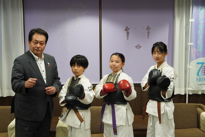 澤田市長と田中陽向さんと伊藤りんかさんと勝野史依梨さんの写真