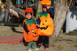 ハロウィーンの仮装をする園児の写真