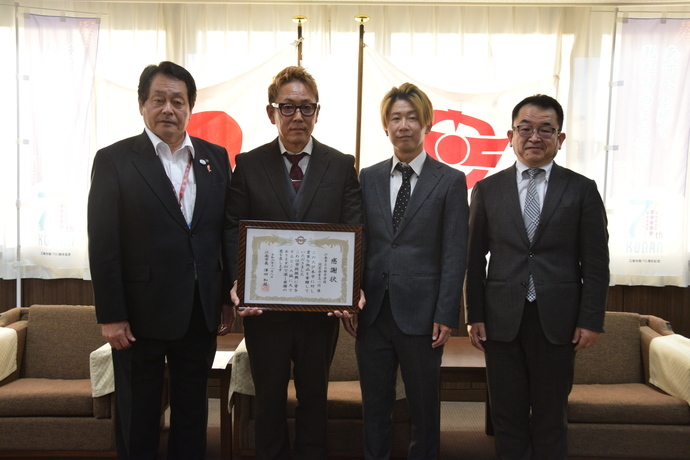 江南市立西部中学校同窓会有志の原園さん、三村さんと江南西部中学校千田校長と澤田市長の写真