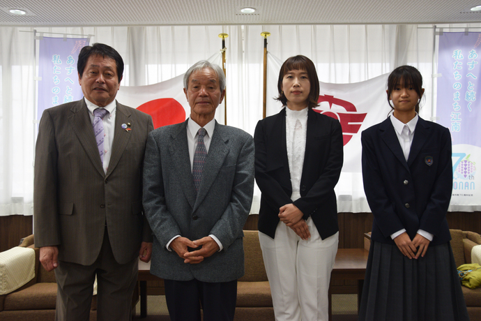 川田秀雄さん、村瀬さやかさん、横井澪さんと澤田市長の写真