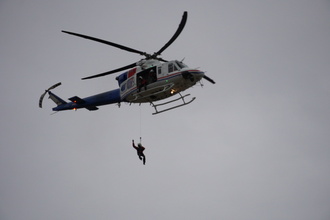 名古屋市消防航空隊による祝賀飛行の様子