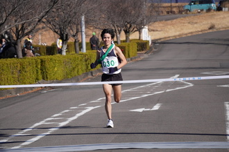 一般の部優勝チームがゴールする様子の写真