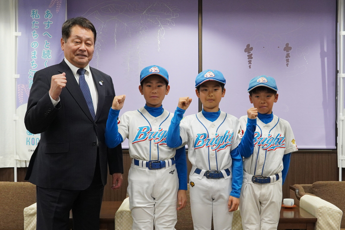 落合勇斗さん、長谷川兜さん、木下英大さんと澤田市長の写真