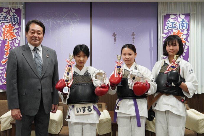 澤田市長と古田いするさんと伊藤りんかさんと小出梨華さんの写真