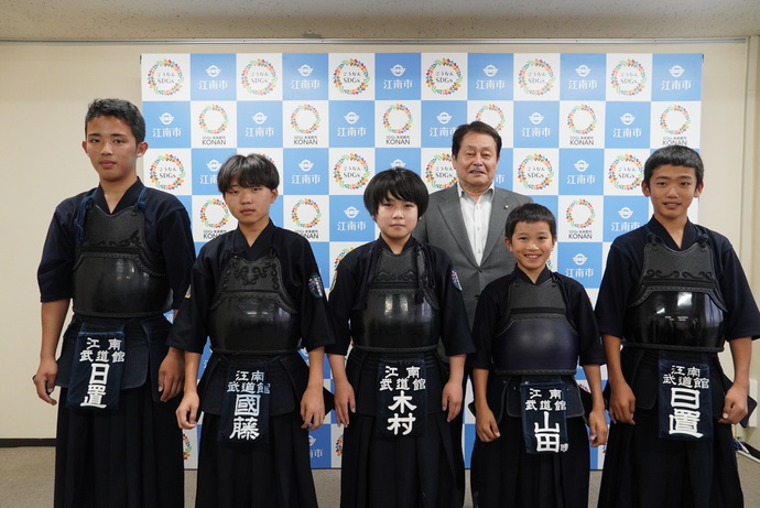 江南武道館の選手と澤田市長の写真