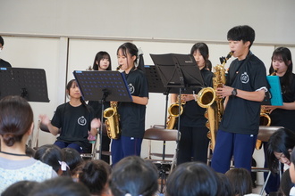 尾北高校ジャズアンサンブル部と園児の交流会の写真