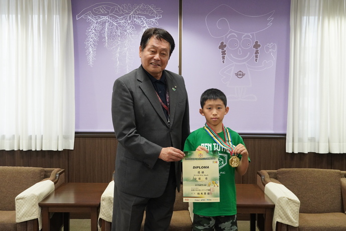 安藤優選手と澤田市長の写真