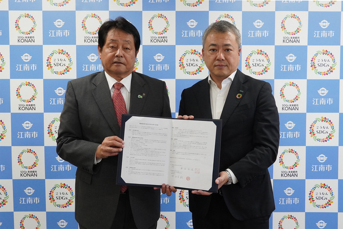 協定書を持つ三井住友海上火災保険会社の方と澤田市長の写真