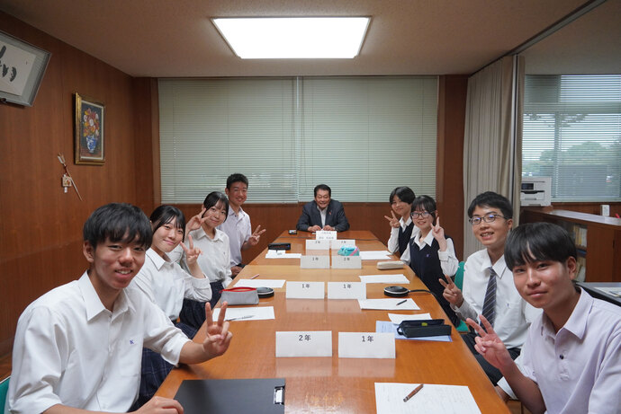 江南高校生と市長の意見交換の様子の写真
