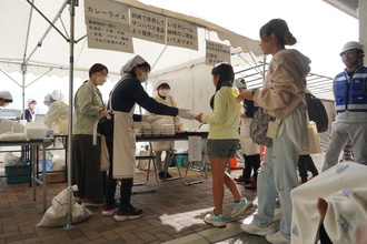 総合防災訓練で炊き出し訓練をしている様子