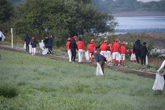 河川付近を清掃する写真