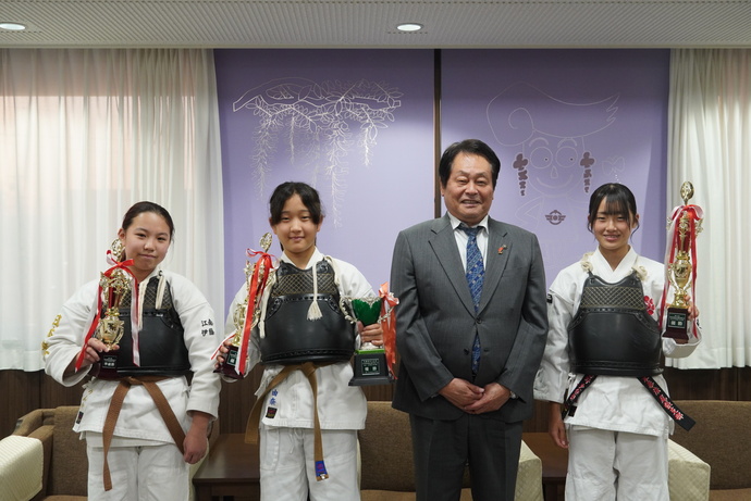 勝野選手、上野選手、伊藤選手と澤田市長の写真