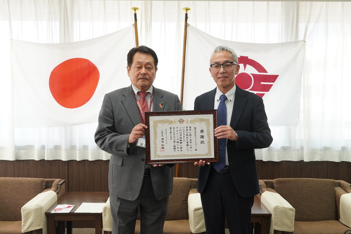 感謝状を持つ株式会社チュキヨーの安江社長と澤田市長の写真
