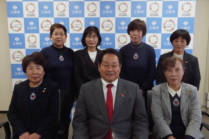 江南市赤十字奉仕団と市長の写真