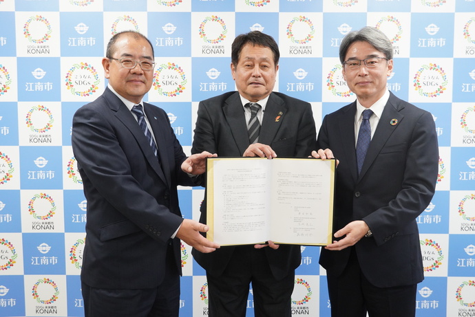 協定書を持つ東邦ガス株式会社及び東邦ガスネットワーク株式会社の方と澤田市長の写真