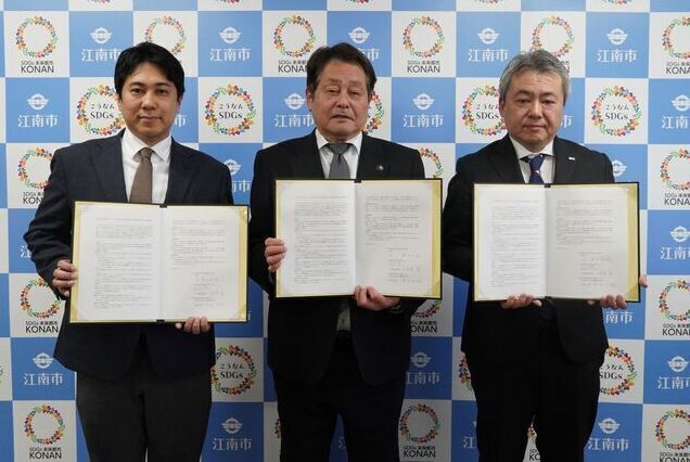 株式会社ファーストクラス 代表取締役社長小笠原さん、三井住友海上火災保険株式会社 愛知支店長 坪井さんと澤田市長の写真