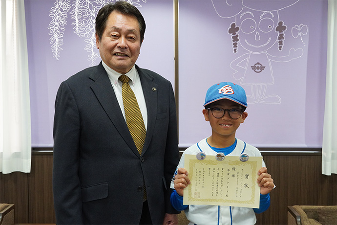 澤田市長と倉田禮央さんの写真