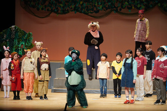 劇団シンデレラによるミュージカル「ドジラと森のなかまたち」の様子の写真