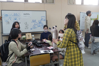 こどもお仕事体験マルシェを体験する来場者の写真