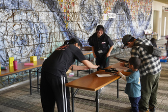 縁日パークで射的に挑戦している様子の写真