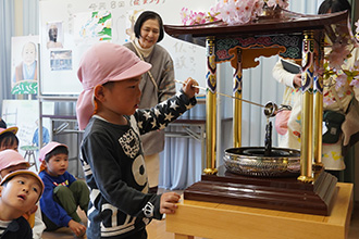 お釈迦様に甘茶をかける年長児