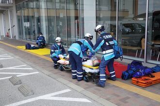 救急隊らが負傷者役の手当をする様子
