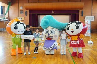 生徒らと人KENまもる君と人KENあゆみちゃんと藤花ちゃんの写真
