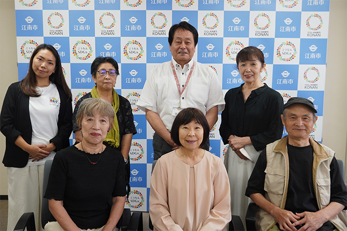 江南市ライブラリーサポーターズと市長の集合写真