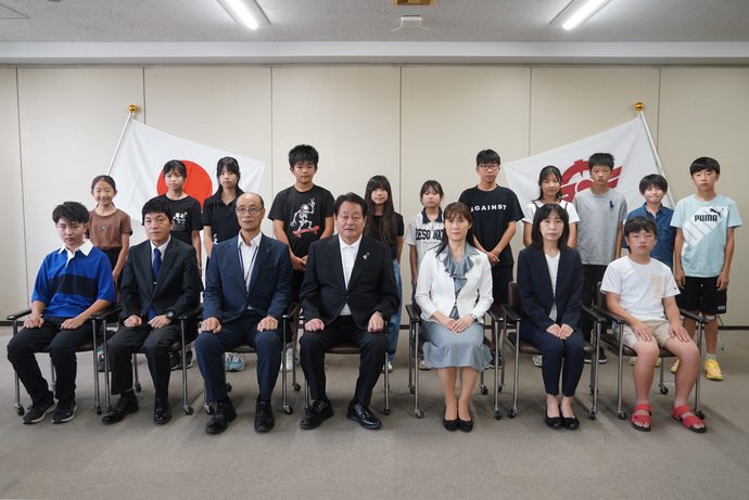 平和教育研修派遣事業で選ばれた13人の生徒と澤田市長の写真