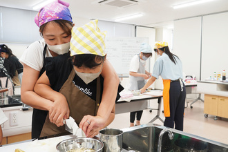 大根を切る親子の写真